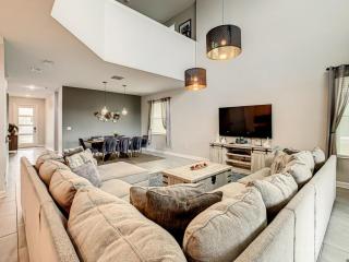 Luxury 5BR Near Disney | Pool & Golf Retreat - 1