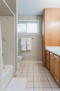 SKI HOUSE Best Location 1Gbps pool table foosball - 3