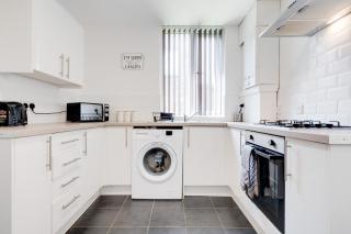 Huge 4 Bedroom Ensuite-Liverpool-Parking - Liverpool - 7