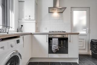 Huge 4 Bedroom Ensuite-Liverpool-Parking - Liverpool - 5