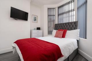 Huge 4 Bedroom Ensuite-Liverpool-Parking - 3