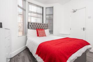 Huge 4 Bedroom Ensuite-Liverpool-Parking - Liverpool - 4