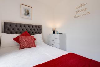 Huge 4 Bedroom Ensuite-Liverpool-Parking - Liverpool - 1