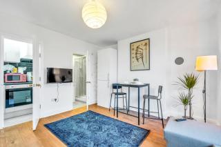Park n Stay London, Free Parking, Kitchenette, Toiletries, Only 30 Min to Wembley and Central London - 4