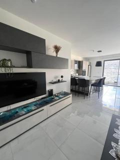 Xlendi - Seafront 2 Bedroom Apartment, Fully Air-conditioned and equipped with all amenities - 5