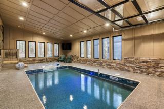 Indoor Pool Hot Tub Firepit Theater All-Season Retreat Kings Crown by AvantStay - Gatlinburg - 9