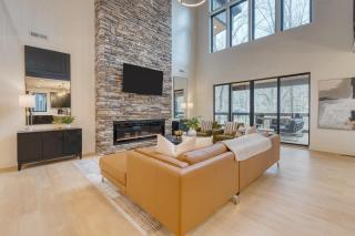 Indoor Pool Hot Tub Firepit Theater All-Season Retreat Kings Crown by AvantStay - Gatlinburg - 3