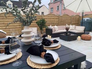 Large Modern home, 5 mins to town Centre - 2