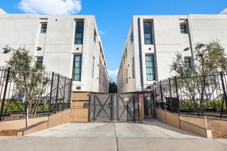 4BR Townhouse with Free Parking & Fast WiFi - 5