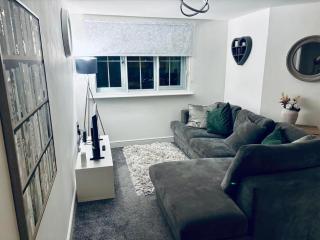 Modern 1 Bed Apartment Next to Mirfield Station Free Parking & Wi-FI - Mirfield - 0