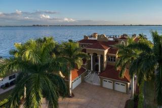 Luxury riverfront 3-story home with bar, gym, and heated pool - The Winslet Estate - Cape Coral - 8