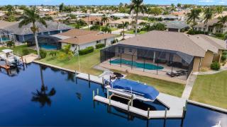 Almost 2,700 sq ft heated pool home on triple lot with sailboat access! - Villa Andrea - Cape Coral - 8