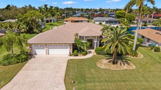 Almost 2,700 sq ft heated pool home on triple lot with sailboat access! - Villa Andrea - Cape Coral - 7