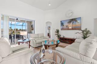 Almost 2,700 sq ft heated pool home on triple lot with sailboat access! - Villa Andrea - Cape Coral - 6
