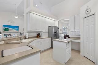 Almost 2,700 sq ft heated pool home on triple lot with sailboat access! - Villa Andrea - Cape Coral - 4