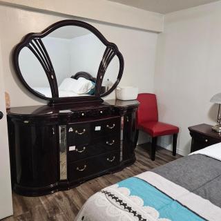 Queen bedroom - Toronto - 1