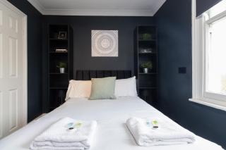 Cozy 1BR Flat, Train Station, Free Parking, WiFi, Smart TV - 8