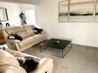 Great location very spacious. Sea and castle view - 4