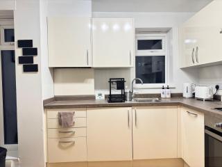Cosy 2BR Flat, near station in London - Raynes Park - 2