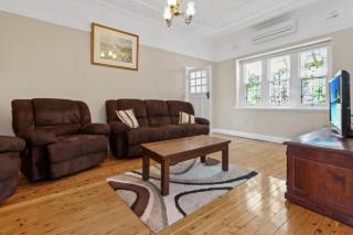 The Richardson - Spacious Entertaining, Sleeps 8 - Wagga Wagga - 1