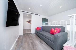 Livin' the Dream, Front Row at Road Runner - 1