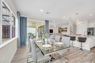 LAKE VILLA 6bd, all un-suite, pool, spa, grill - 9