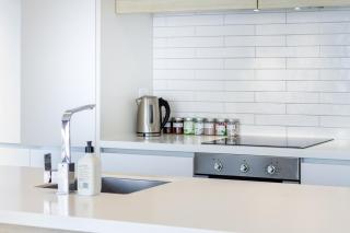 Sunny 3BR Haven, Modern Comfort for 7 with Carpark - Christchurch - 5