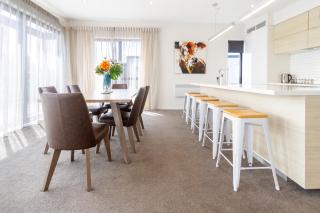 Sunny 3BR Haven, Modern Comfort for 7 with Carpark - Christchurch - 9
