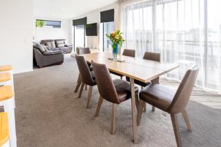 Sunny 3BR Haven, Modern Comfort for 7 with Carpark - Christchurch - 7