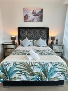 Spacious 4-Bedroom Apartment next to Harbour Town - Gold Coast - 0