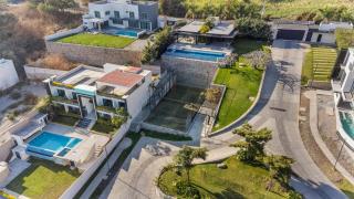 Family House Pool & Lake view 4 Bedrooms - 5