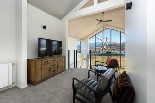 Premium Escape at Jacks Point Stunning Views & Designer Comfort - - 5