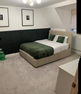 Oasis retreats perfect for large group close to beach - Rochford - 1