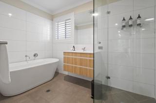 Thane Retreat - Cosy Ambience, Modern Entertaining - Wagga Wagga - 8