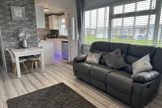 Dog friendly chalet in Hemsby by Winterton Cottages - Hemsby - 7