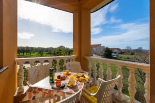 Charmantes Apartment mit Babybett, privatem Balkon, Grill, WiFi - Vodnjan - 9
