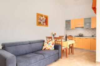 Charmantes Apartment mit Babybett, privatem Balkon, Grill, WiFi - Vodnjan - 5
