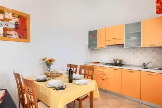 Charmantes Apartment mit Babybett, privatem Balkon, Grill, WiFi - Vodnjan - 3