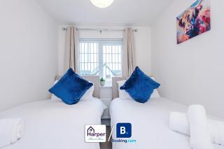 Family 3BR Home Sleeps 6 Parking & 6 Beds - 7