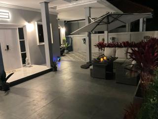 7 Minutes from Centre Orchid villa With Jacuzzi and Pool Table - 3