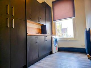 One Bedroom Flat by Brookland Stays Serviced Accommodation Short Lets Leeds with Free WiFi - Central Station - 6