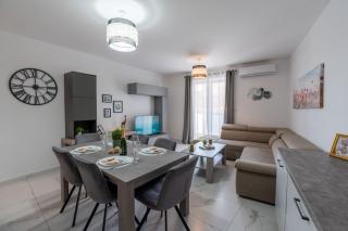 Sliema A20 - 5 mins walk to Valletta Ferry - Shopping Mall and Bay by QuickTrips - 7