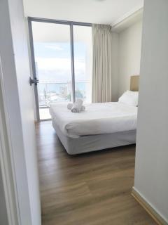255 SQM 3 bedroom RIVER OCEAN VIEW Surfers Paradise - 1