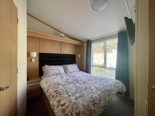 Lakeside 2 Bedroom Caravan - 4