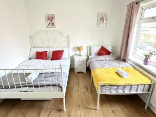 3 bedroom entire house sleeps 8 twin beds near Coventry University City Center driveway Parking - Coventry - 2