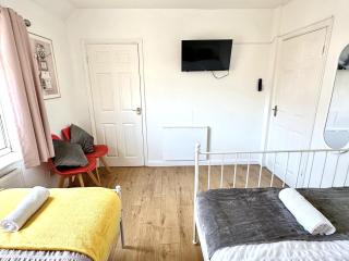 3 bedroom entire house sleeps 8 twin beds near Coventry University City Center driveway Parking - Coventry - 3