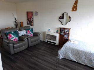 Platypus Heaven Waratah Waterfall Retreat Unit 3 Free Pay TV Free Bottle Wine - 2