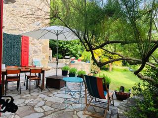 Maison de ferme, prairies sur la colline, étang - 1