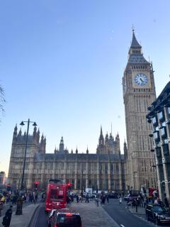 Hyde Park,3 min walk,Family home! 2 Bedrooms & 2 Bathrooms Apartment! Fantastic Location - 1