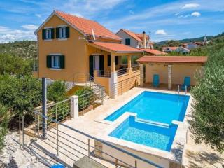 Sunny Holiday Home With Pool - Dračevica - 8